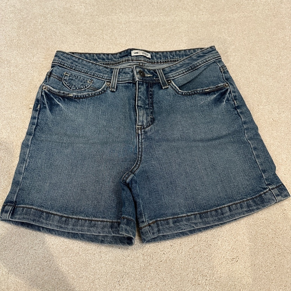 Lee Women’s Mid Rise Shorts in Blue Color Size 6